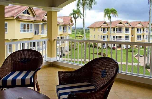 Luxury resort on sandy beach, with pool/gym/tennis/basket/waterpark/restaurant!