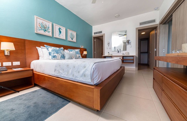 Outstanding 1 Bedroom Apartment, Pool View (A)