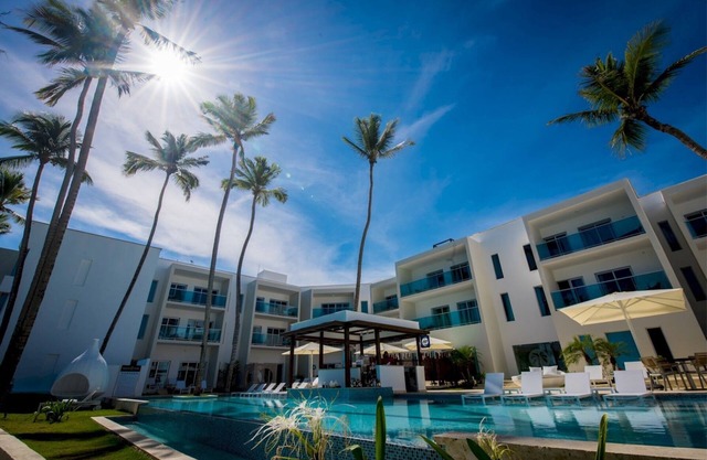 Outstanding 2 Bedroom Apartment, Pool View (B)