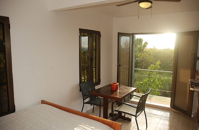Quiet studio on top of the hill, pool/Wi-Fi/cable TV.