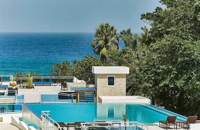 Signature Condo, 2 bedrooms, poolside