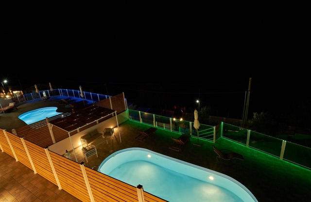 Spacious Getaway by Lake Kournas★ 2 Private Pool!