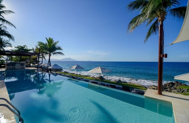Top-class Top-floor Beachfront Penthouse near shops and restaurants