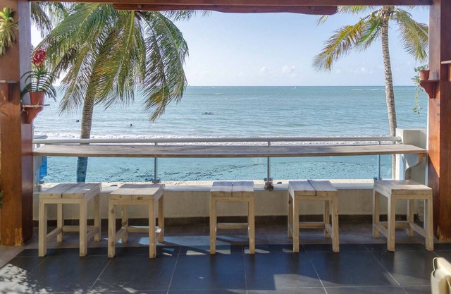 Top-floor beachfront condo with great sea views, central location