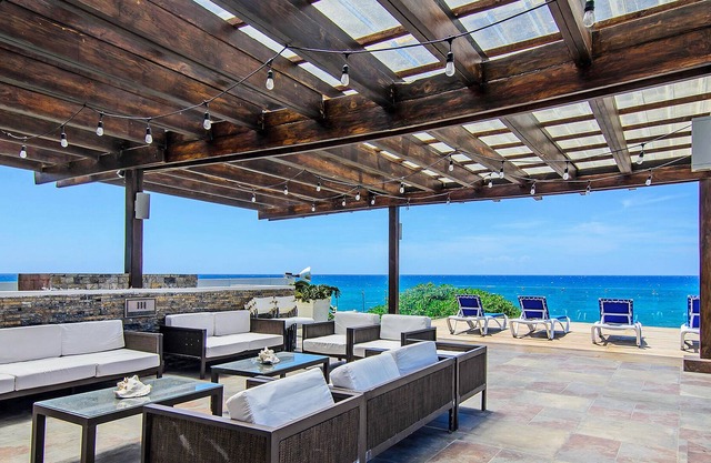 Top-floor luxury condo in beachfront resort, sandy beach, pool