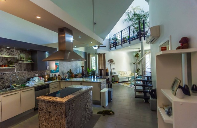 Top-floor penthouse in beachfront residence, steps to all shops and restaurants