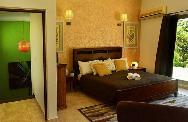 Top-floor penthouse in beachfront residence, pools/BBQ/Internet/Cable TV/AC