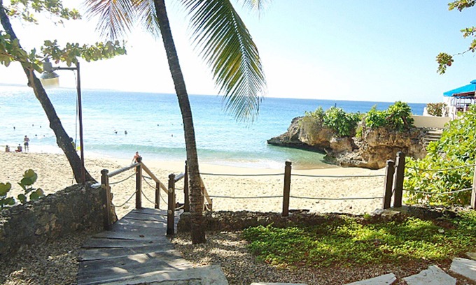 El Batey Apartment | 2bd Guest-friendly Condo Right On Sandy Beach, Near Bars!