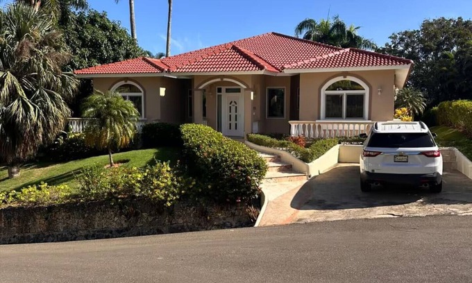 Urbanizacion Tavarez Villa | 3BD/3BA central villa w/pool, parking & sports courts