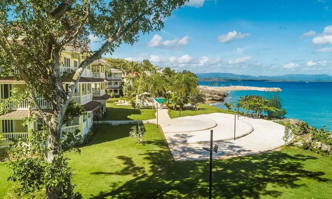 Playa Chiquita Apartment | 3BD condo, sandy beach, central Sosua, sea views, infinity pool, guest-friendly!