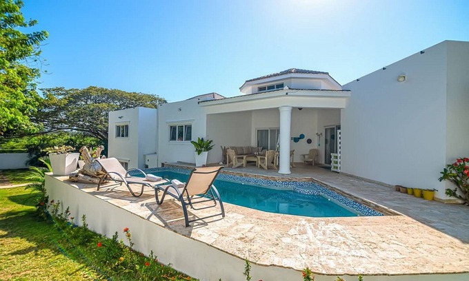 Sosua Villa | 4-bedroom inexpensive villa steps to the sandy beach, with pool/cable TV/Wi-Fi