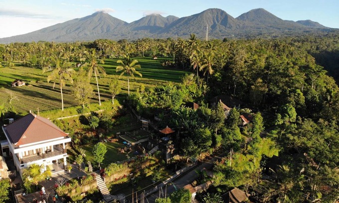 Mekarsari House | 500 m² House ∙ 2 bedrooms ∙ 4 guests