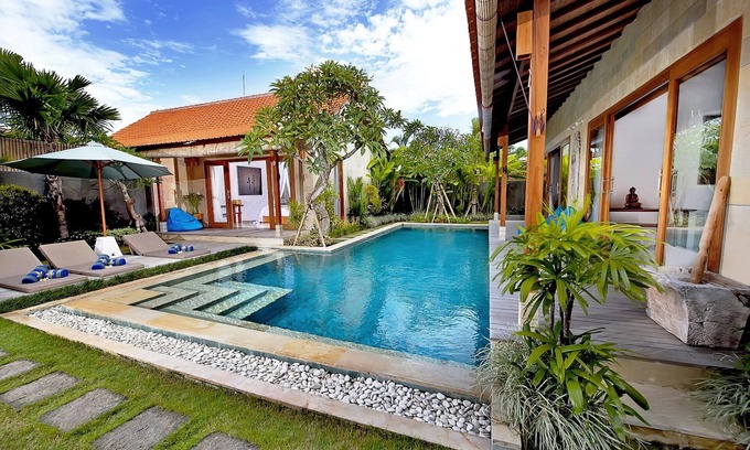 Berawa Villa | 6BR Villa, Close To Finns Beach Club, Berawa! 2Min Walk To The Beach! W/Pool!