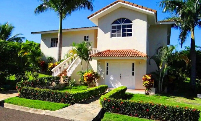 Urbanizacion Tavarez Villa | 7-bedroom, 7-bathroom villa with a private pool, near beaches