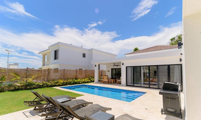 Playa Chiquita Villa | Charming 3-bedroom villa in wonderful Ocean Village with Pool & BBQ