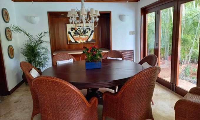 Los Limones House | Five Bedroom house Central Location just a short walk from Minitas Beach