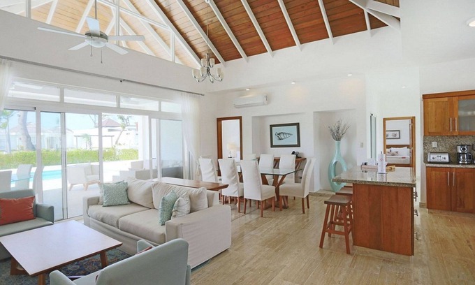 Playa Chiquita Villa | Guest-friendly villa on sandy beach, private pool & golf cart, gym/tennis!