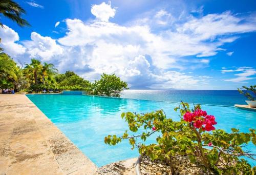 El Batey Apartment | Hispaniola Beach Condo 9a2oceanviewbeachpool