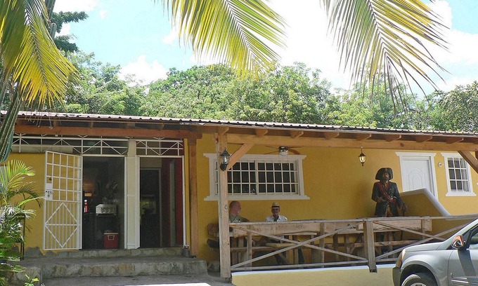 La Mulata Apartment | Inexpensive guest-friendly hotel room, with tropical garden and restaurant