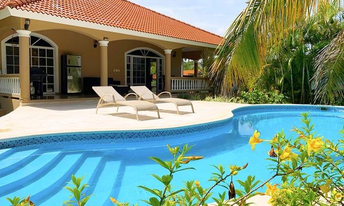 Urbanizacion Tavarez Villa | Large 5-bedroom guest-friendly villa in downtown Sosua, cable TV/Wi-Fi/pool