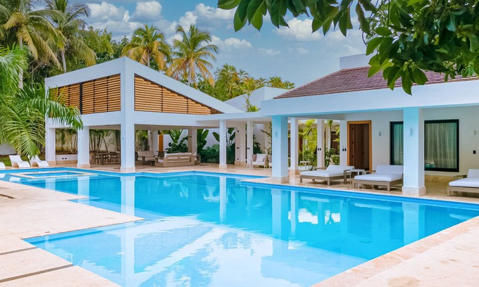 Vivero Villa | Luxury Villa: 6 Rooms, 12 Pax, Infinity Pool, Hot Tub, Staff, Close to the Beach