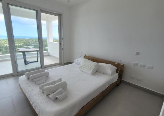 Las Terrenas House | Rooms with shared bathroom in villa with infinity pool and seaview