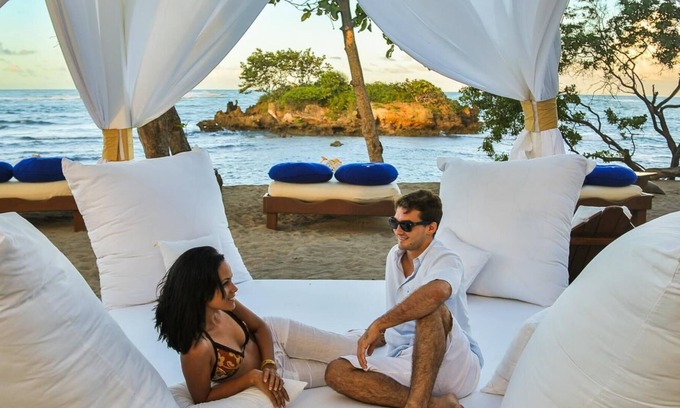 Los Maestros Apartment | SunSplashed Fun In A Tropical Island Beach Resort