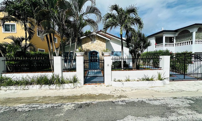 Playa Bibijagua Villa | TROPICAL VILLA FAMILIAR 2BR 3BTH Only 8 minutes walk to the sea