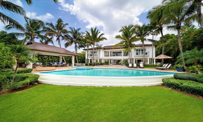 La Romana House | WALKING DISTANCE TO THE BEACH. Spacious 6-bedroom villa on the golf course