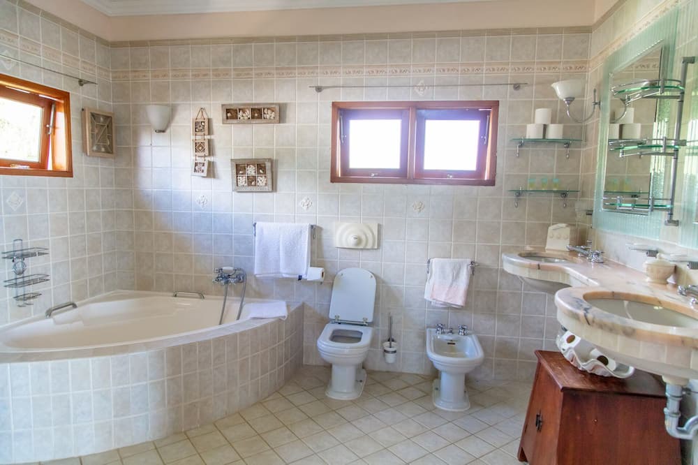 Photo of Bathroom in Glacis