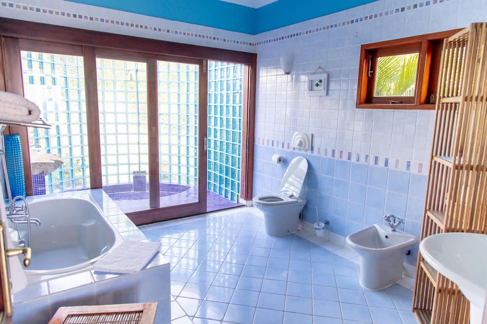 Photo of Bathroom in Glacis
