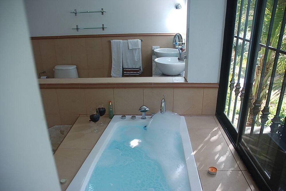 Photo of Bathroom in Los Cerros