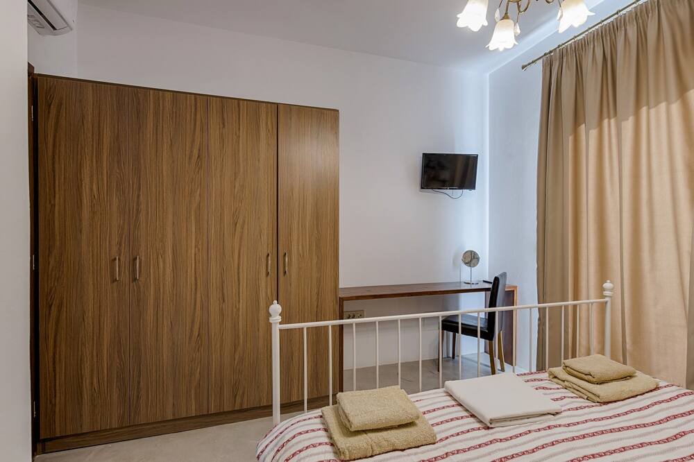 Photo of Bedroom in Salakos