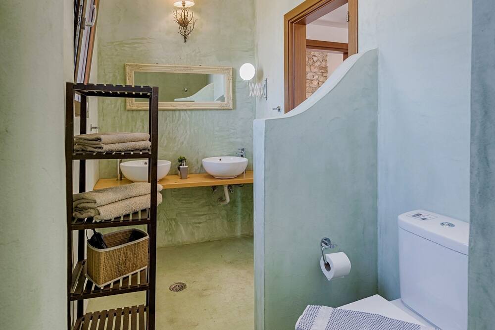 Photo of Bathroom in Salakos