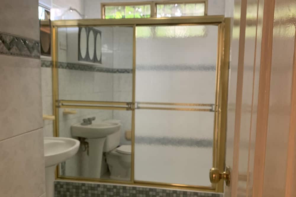 Photo of Bathroom in Llanos de Gurabo I