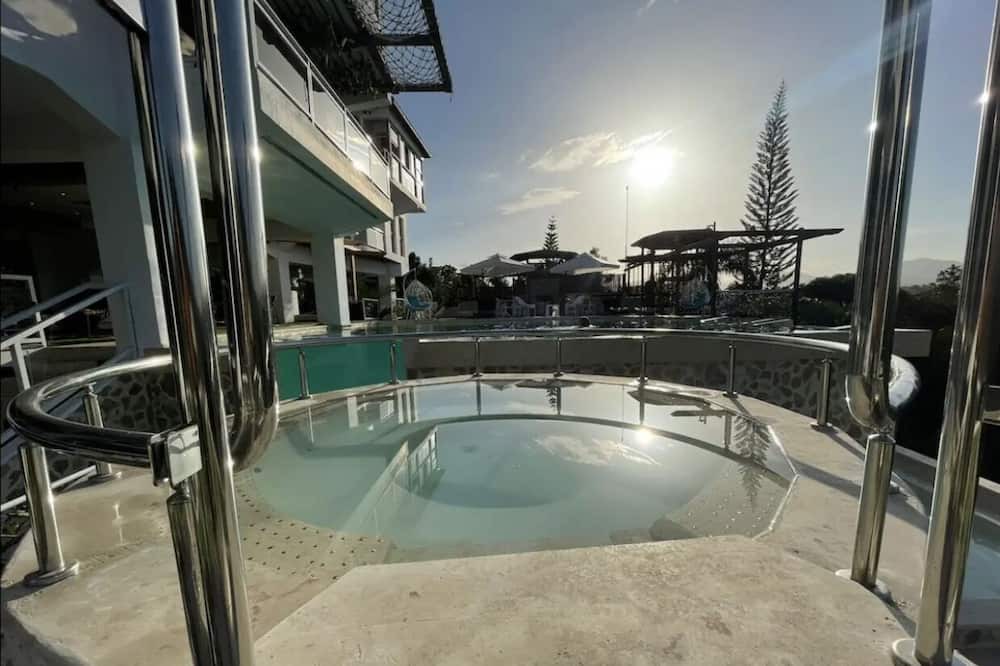 Photo of Outdoor in Pedro Brand