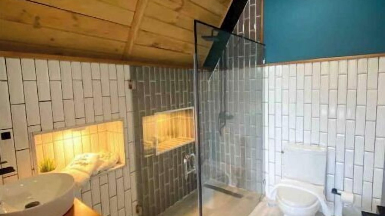 Photo of Bathroom in Pedro Brand