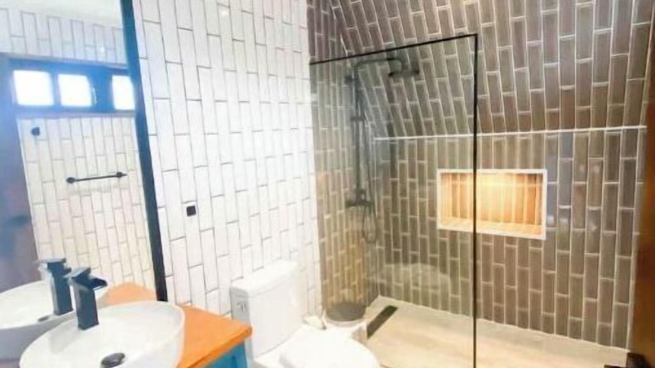 Photo of Bathroom in Pedro Brand