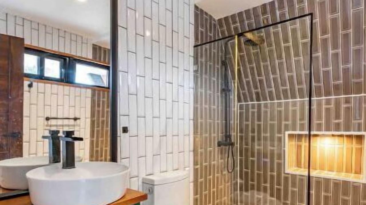 Photo of Bathroom in Pedro Brand