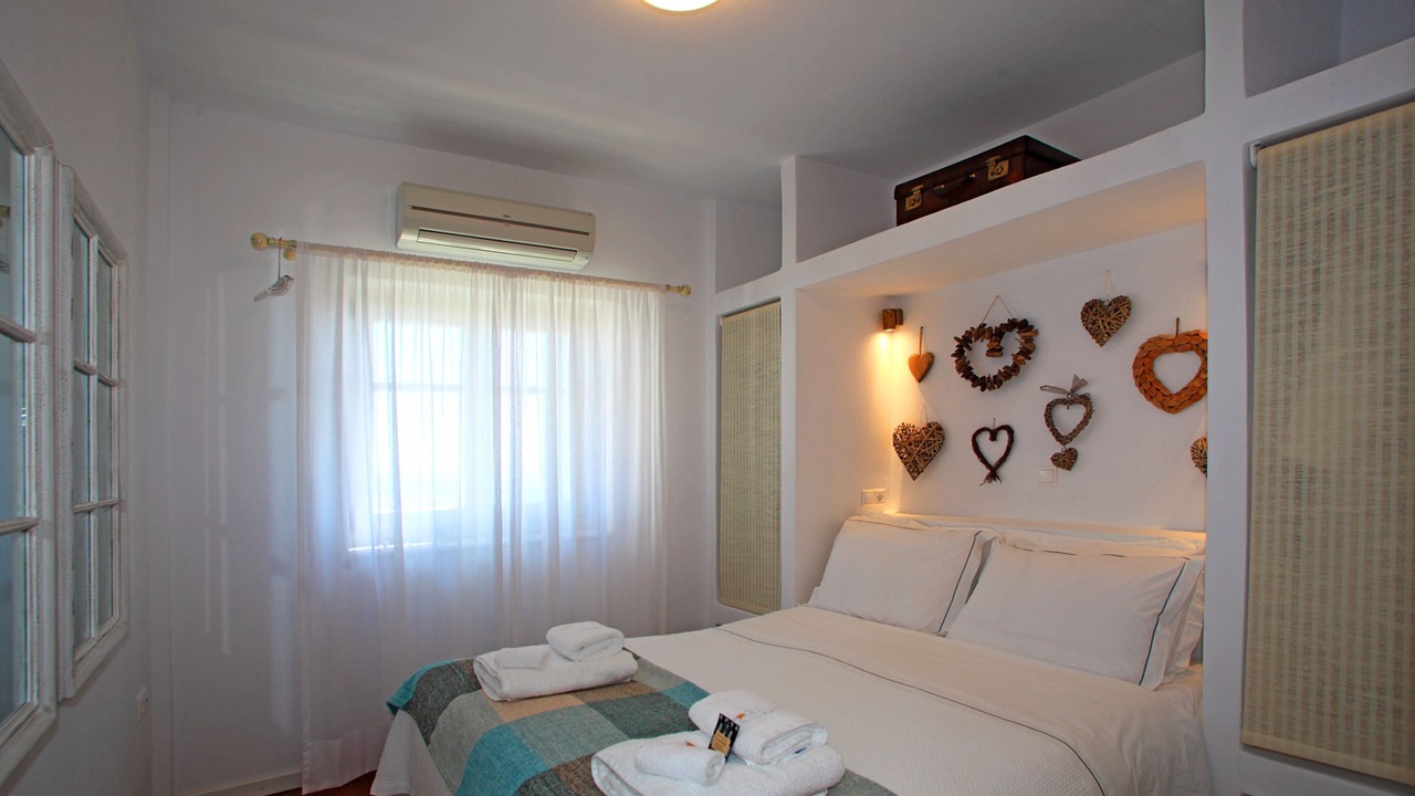 Photo of Bedroom in Ios Town