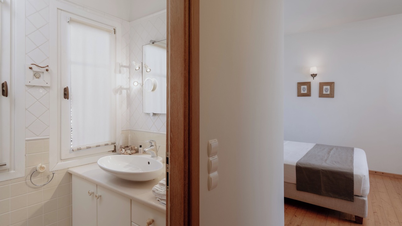 Photo of Bathroom in Paleopolis