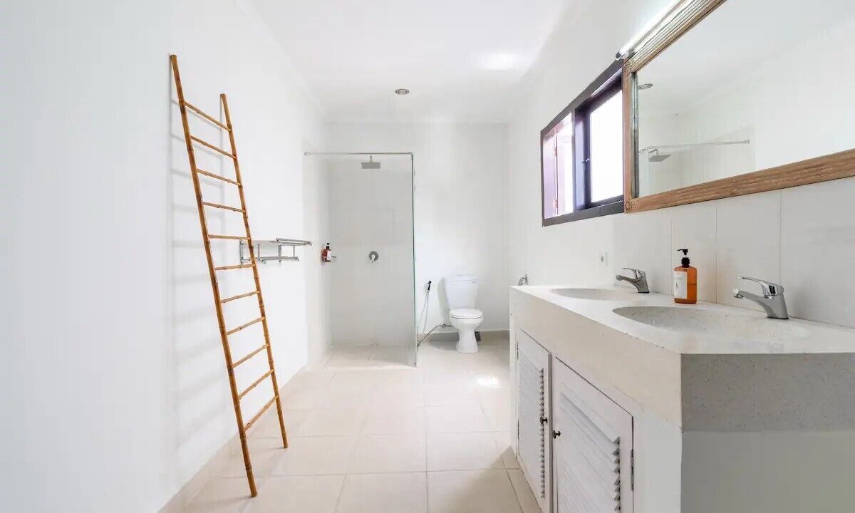 Photo of Bathroom in Sunset Road