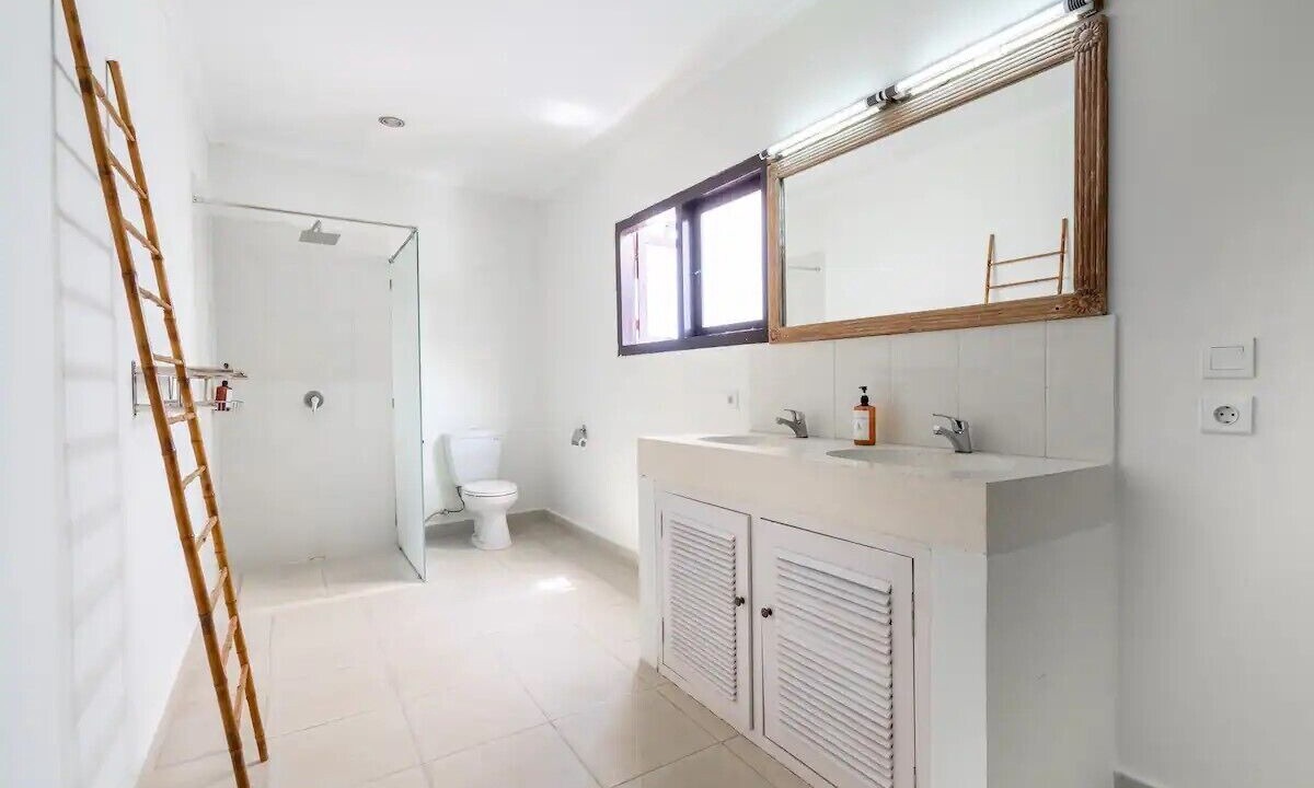 Photo of Bathroom in Sunset Road