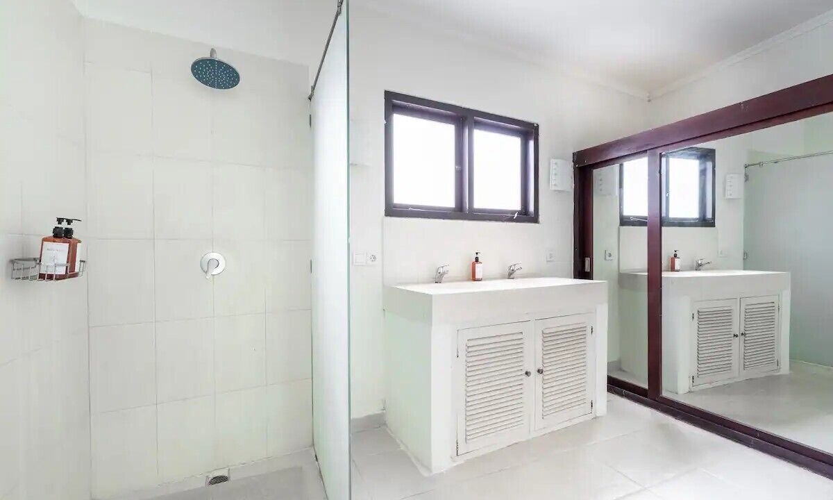 Photo of Bathroom in Sunset Road