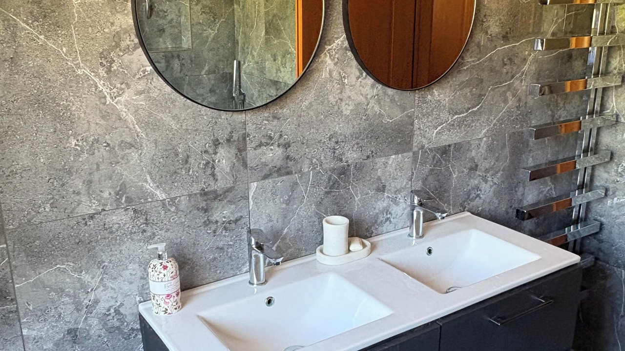 Photo of Bathroom in Petaleia