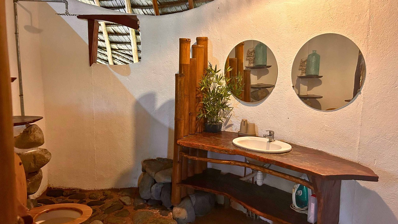 Photo of Bathroom in Teahupo'o