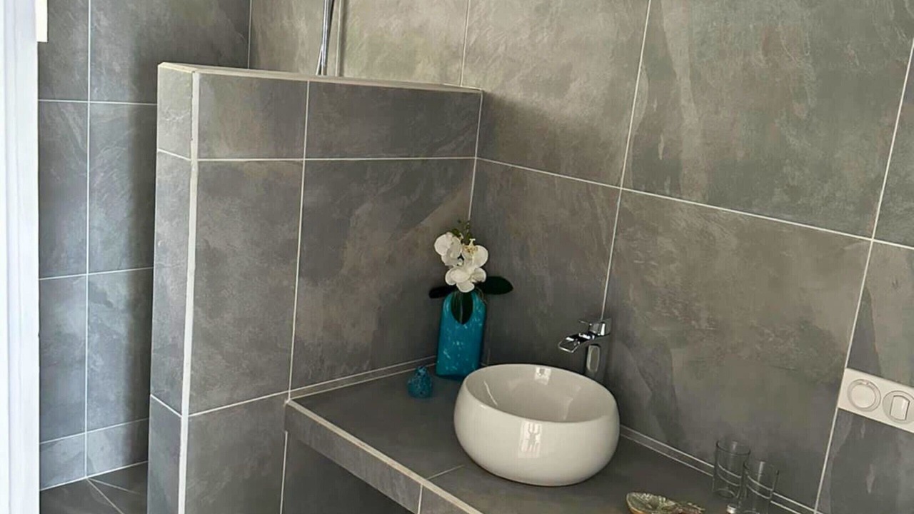 Photo of Bathroom in Teahupoo