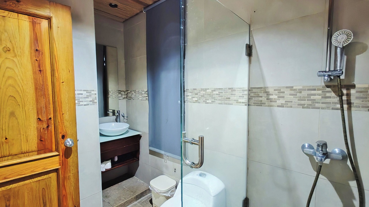 Photo of Bathroom in Pedro Brand