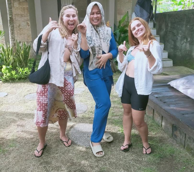 Photo of Human In Picture in Medewi