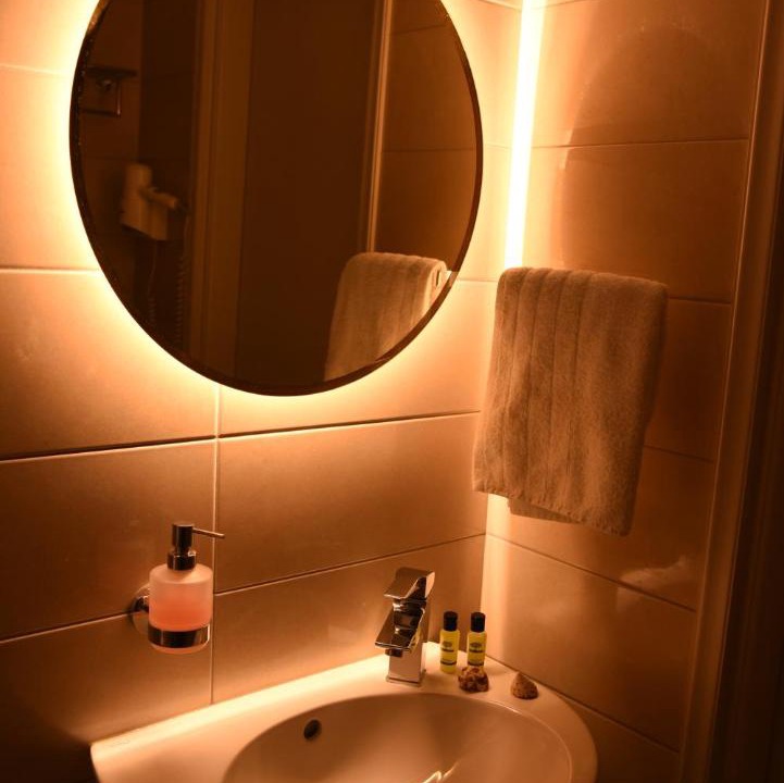 Photo of Bathroom in Paleopolis